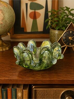 Vintage MCM Avocado Green Art Glass 8 Finger Ruffled Trinket Bowl Ashtray